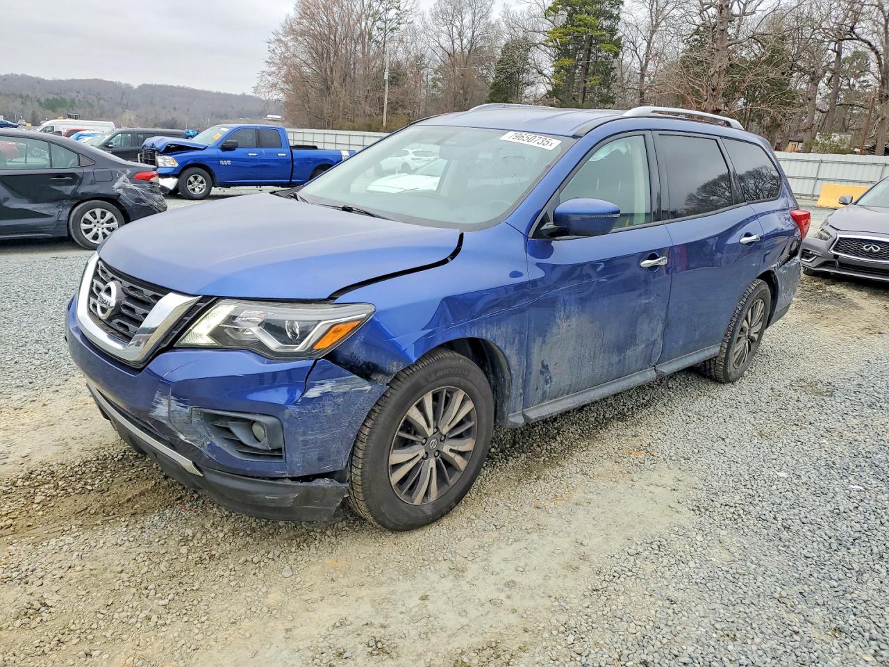 Salvage Nissan Pathfinder Image