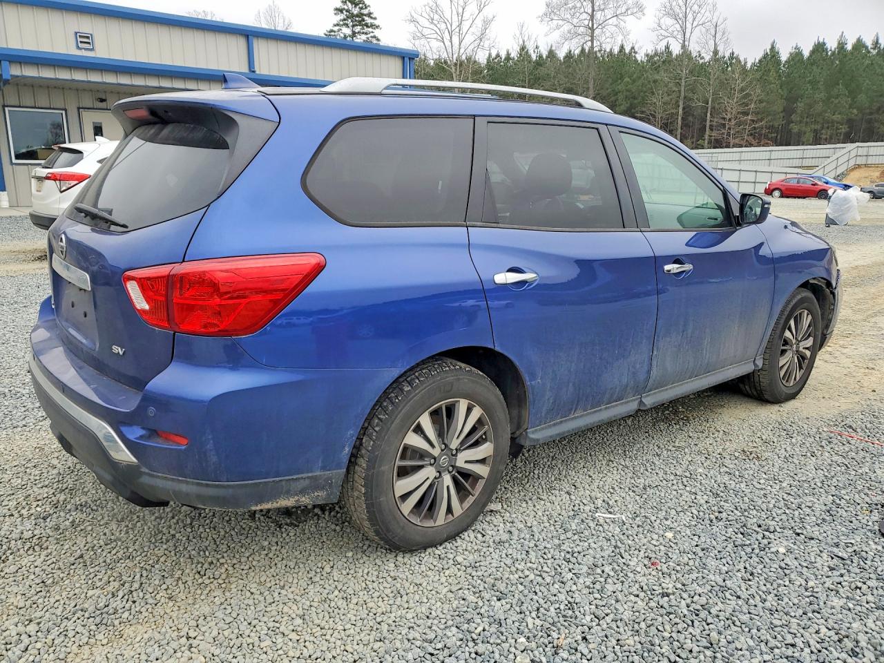 Nissan Pathfinder Sv