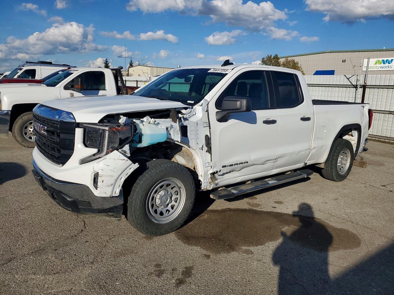 Salvage GMC Sierra Image