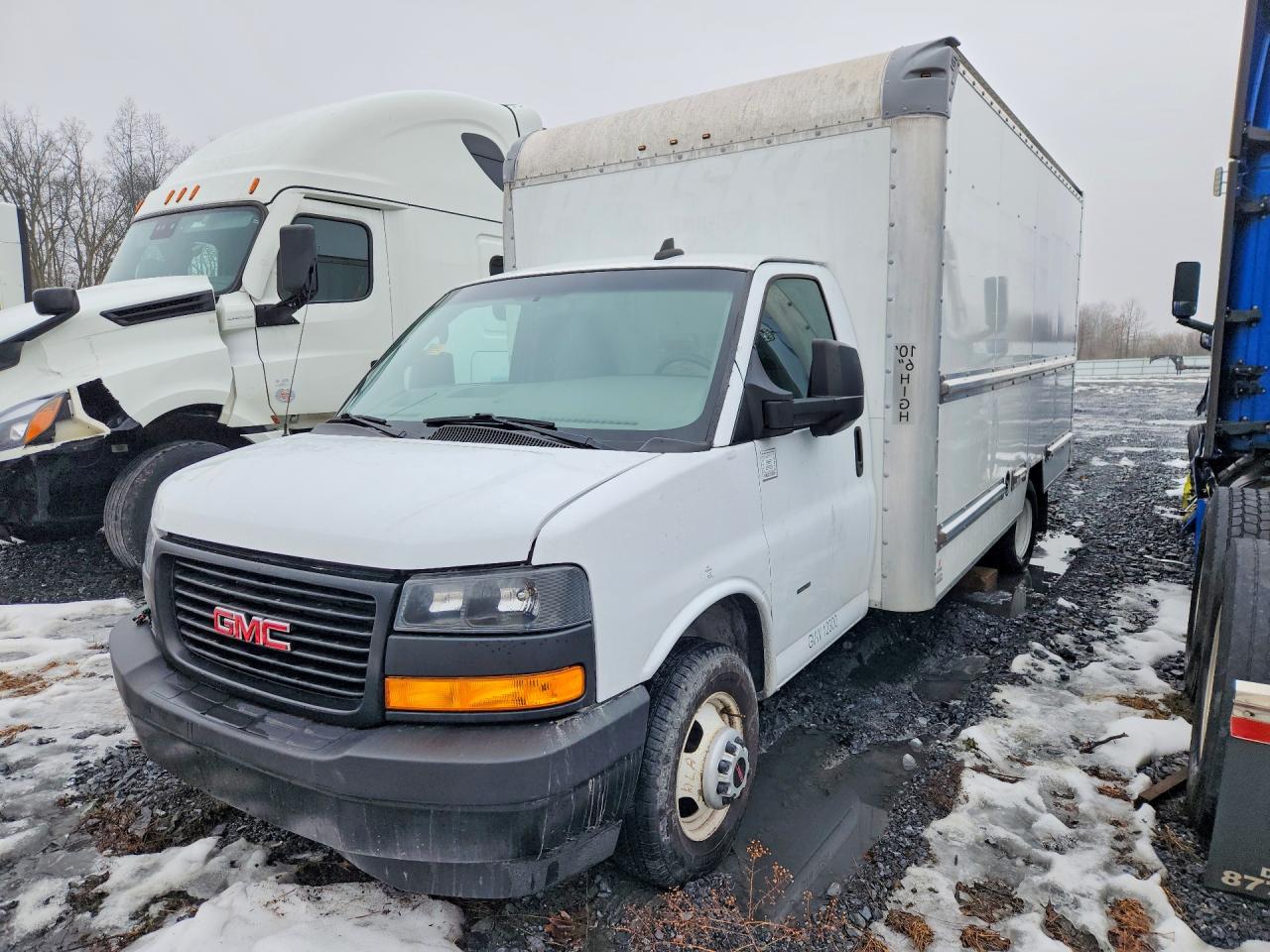 Salvage GMC Savana Image