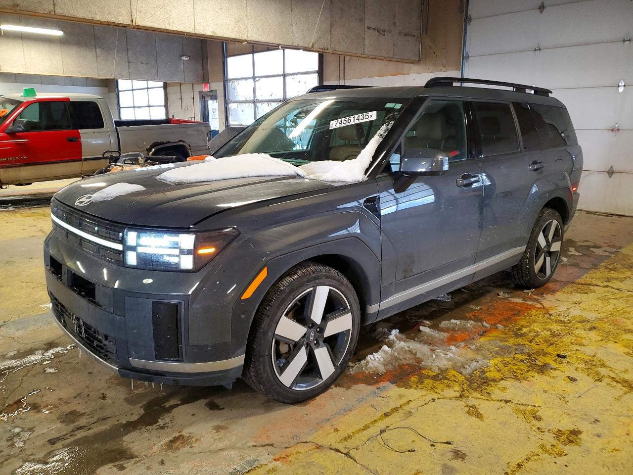Salvage Hyundai SANTA FE Image