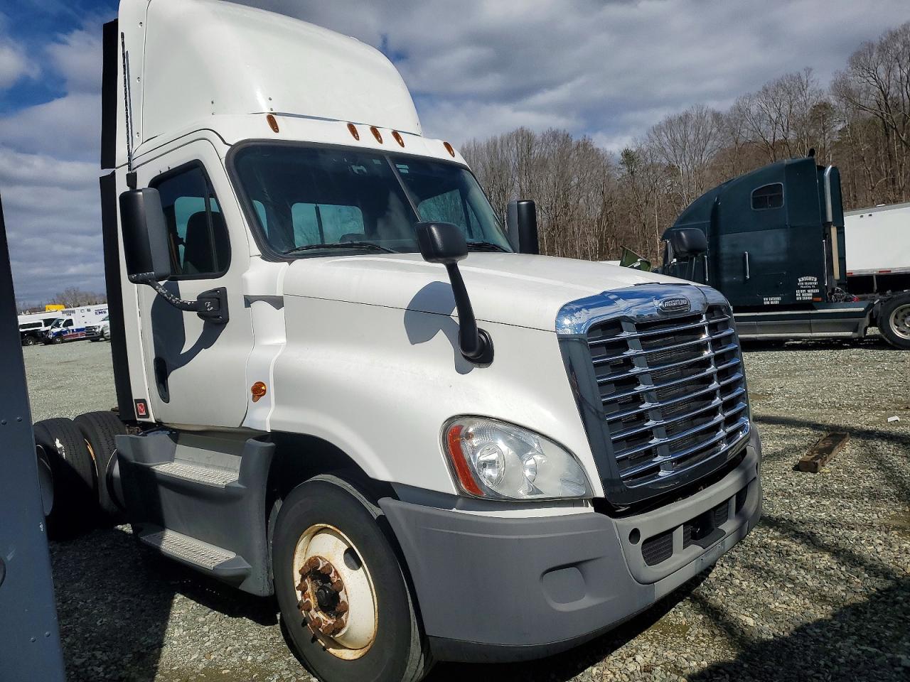 Salvage Freightliner Cascadia Image