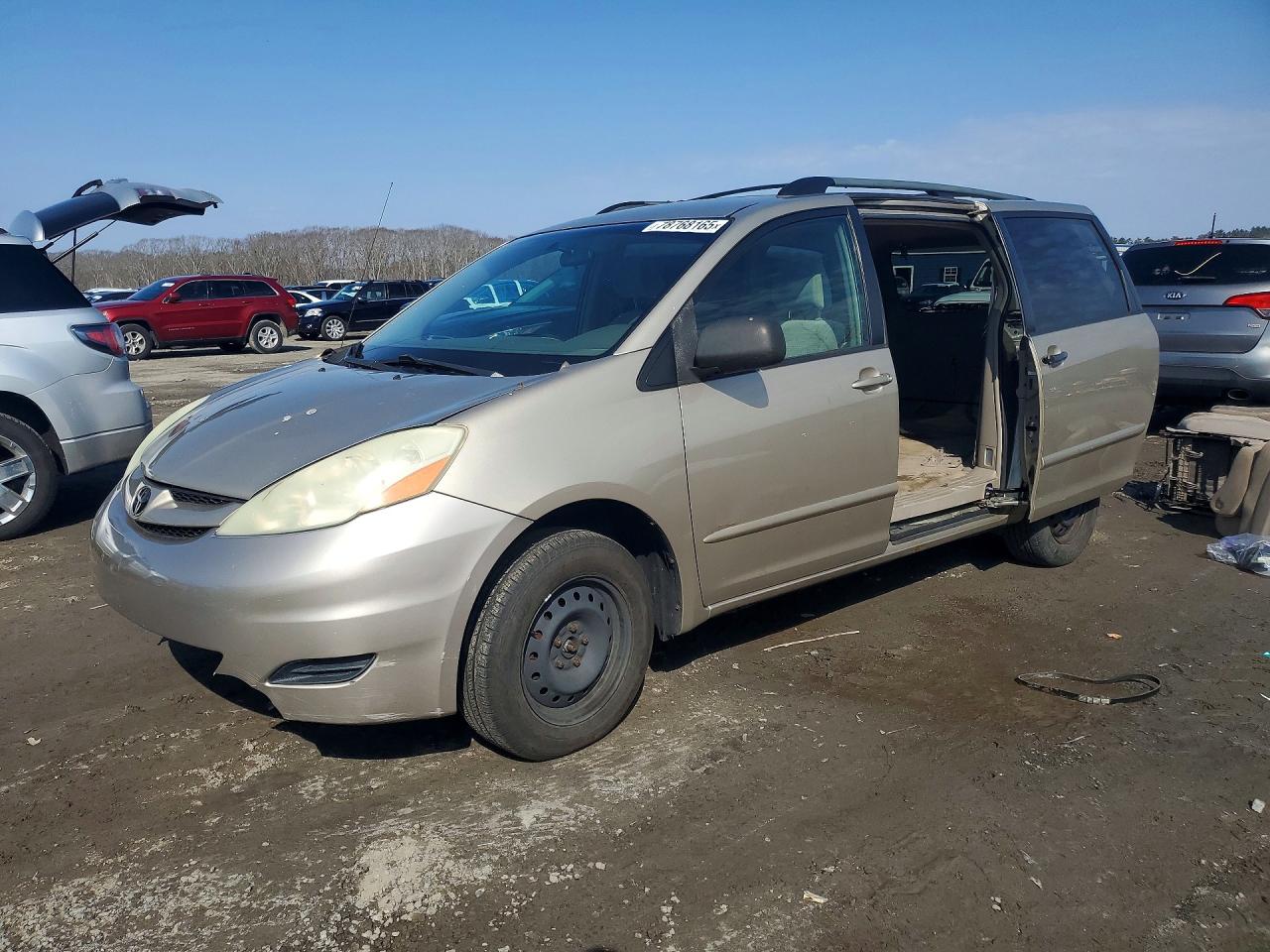 Salvage Toyota Sienna Image