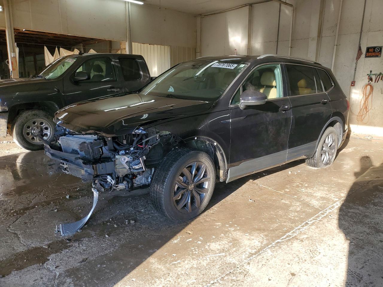Salvage Volkswagen Tiguan Image
