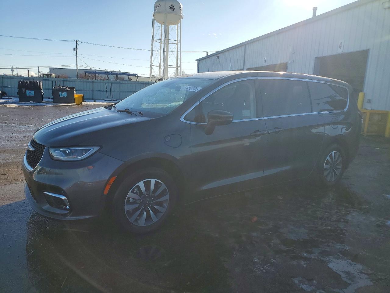 Salvage Chrysler Pacifica Image