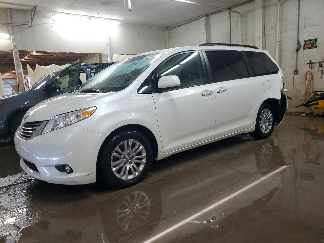 Salvage Toyota Sienna Image