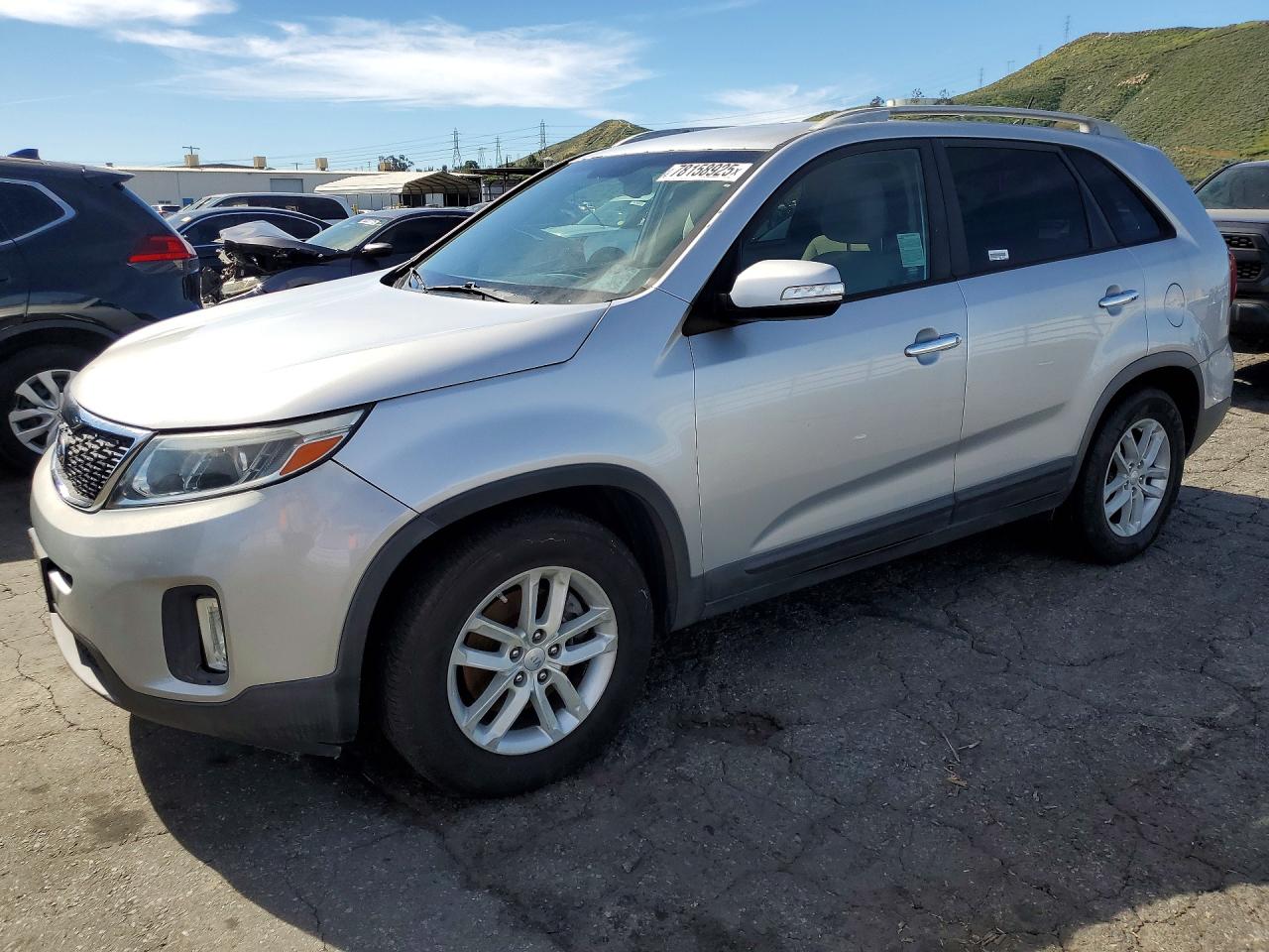 Salvage Kia Sorento Image