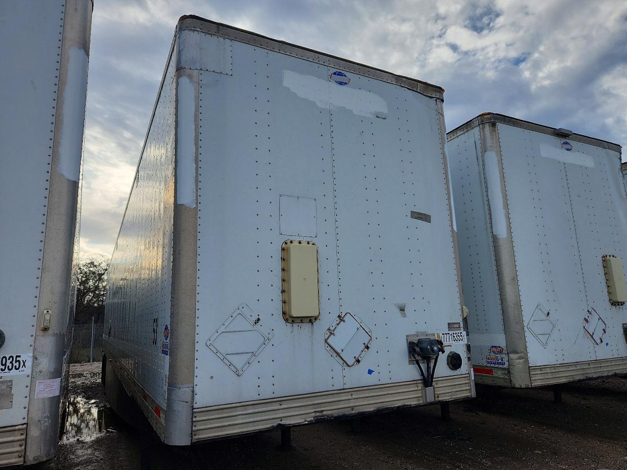 Salvage Utility Dry Van Tr Image