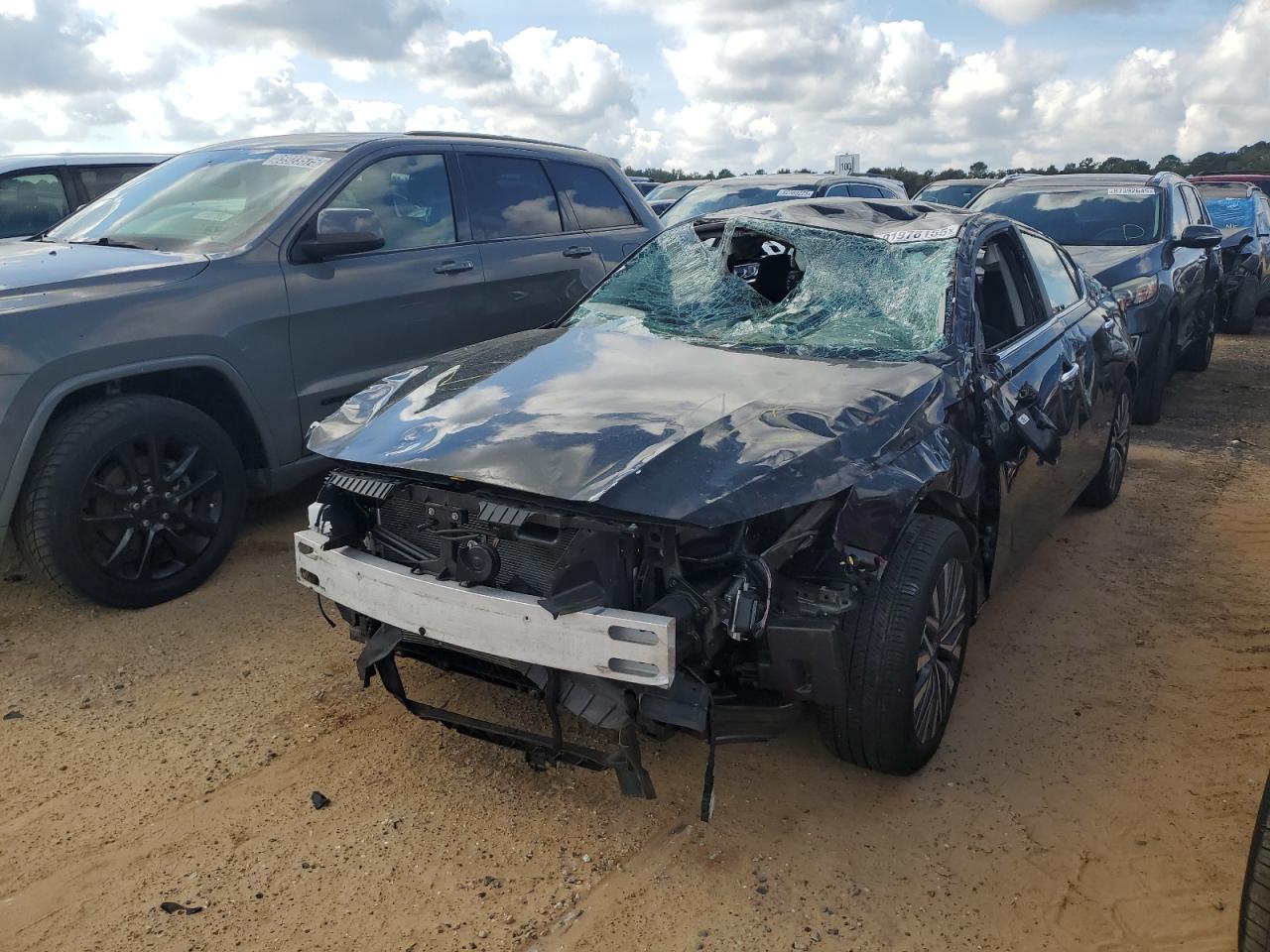 Salvage Nissan Altima Image