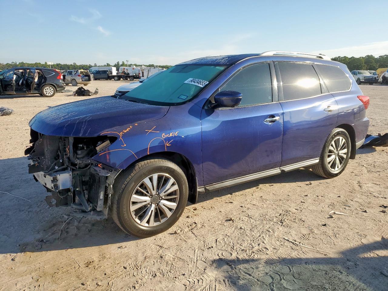 Salvage Nissan Pathfinder Image