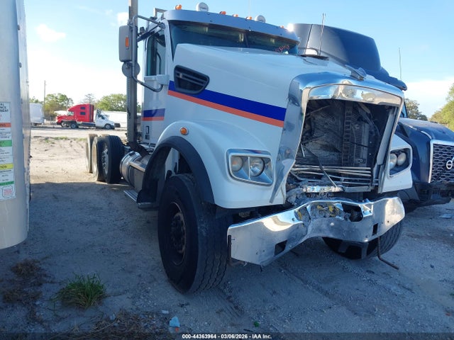 Salvage Freightliner Sd122 Image