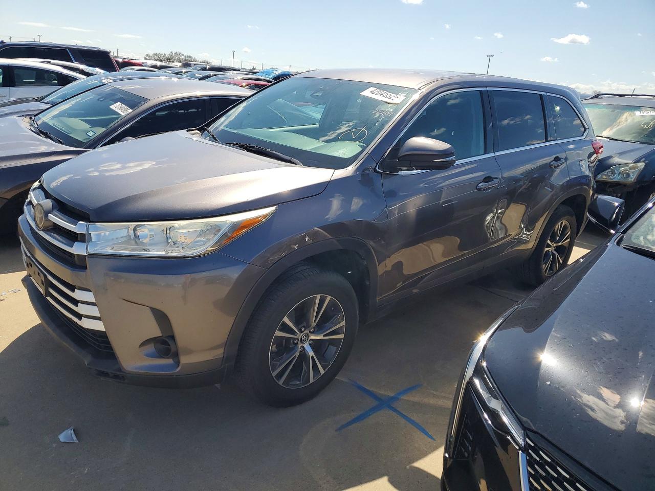 Salvage Toyota Highlander Image