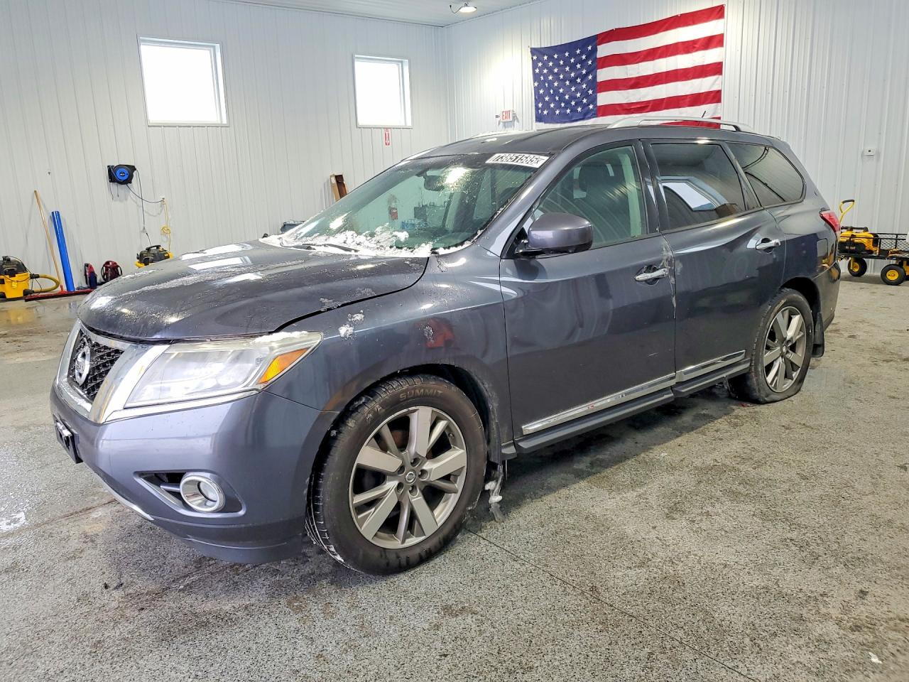 Salvage Nissan Pathfinder Image