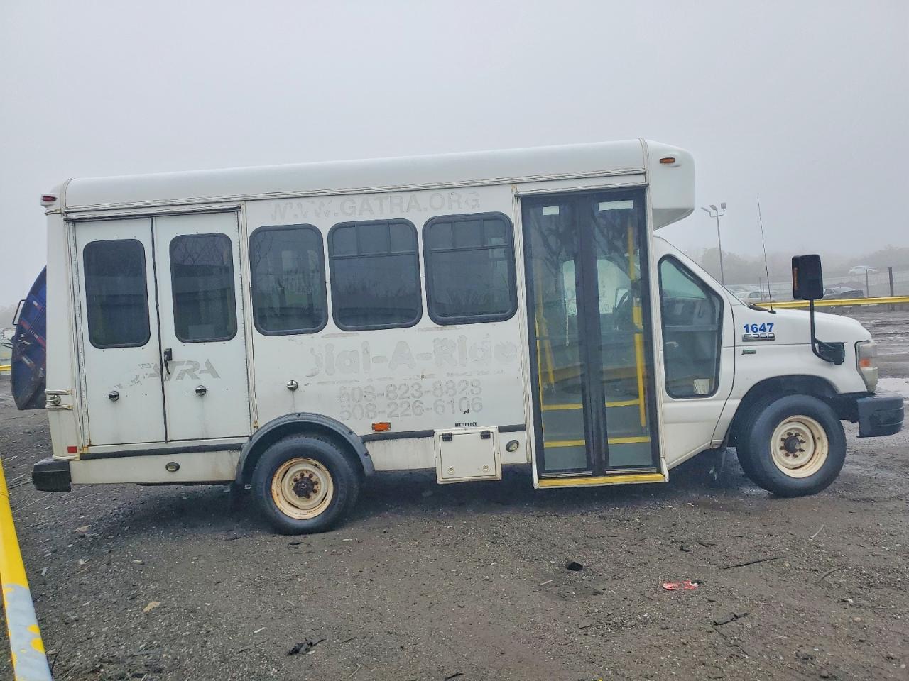 Ford Econoline E350 Super Duty Cutaway Van