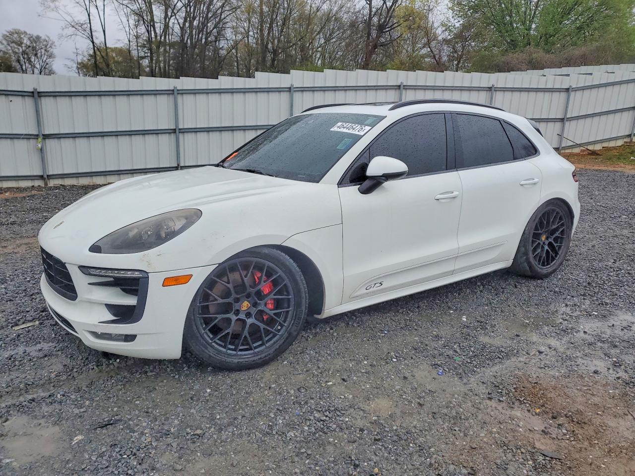 Salvage Porsche Macan Image