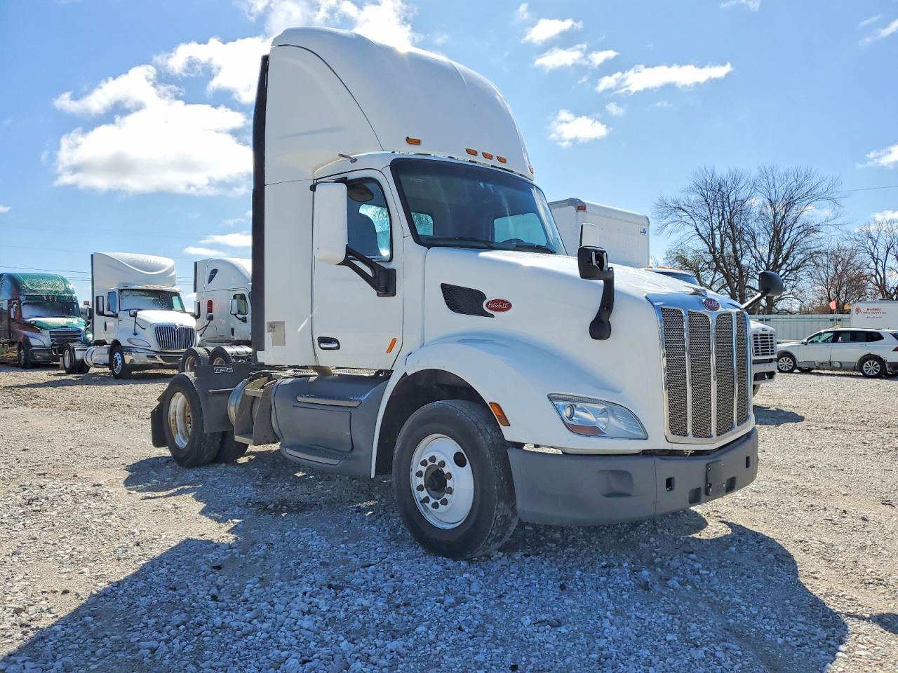 Salvage Peterbilt 579 Image
