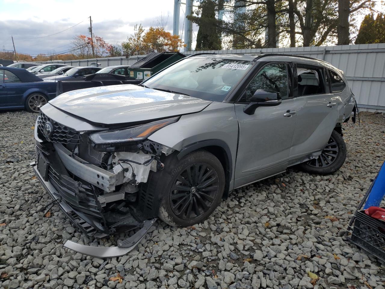 Salvage Toyota Highlander Image