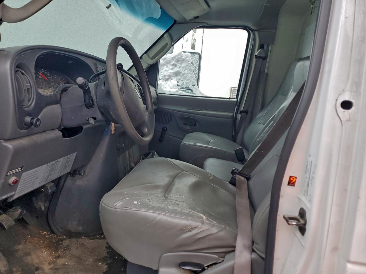 Ford Econoline E450 Super Duty Cutaway Van