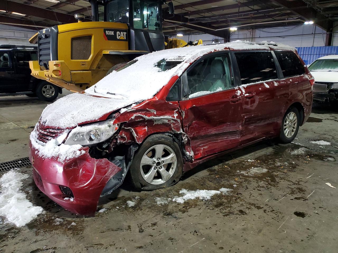 Salvage Toyota Sienna Image