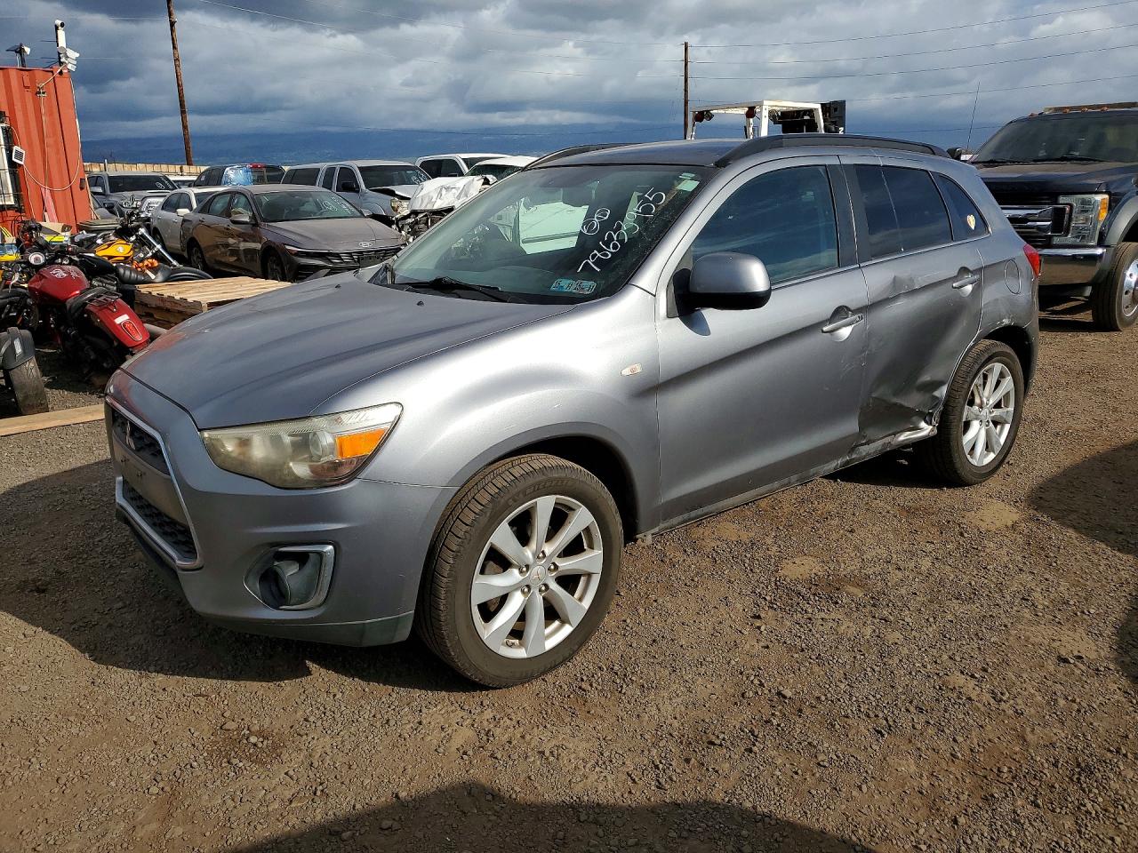 Salvage Mitsubishi Outlander Image