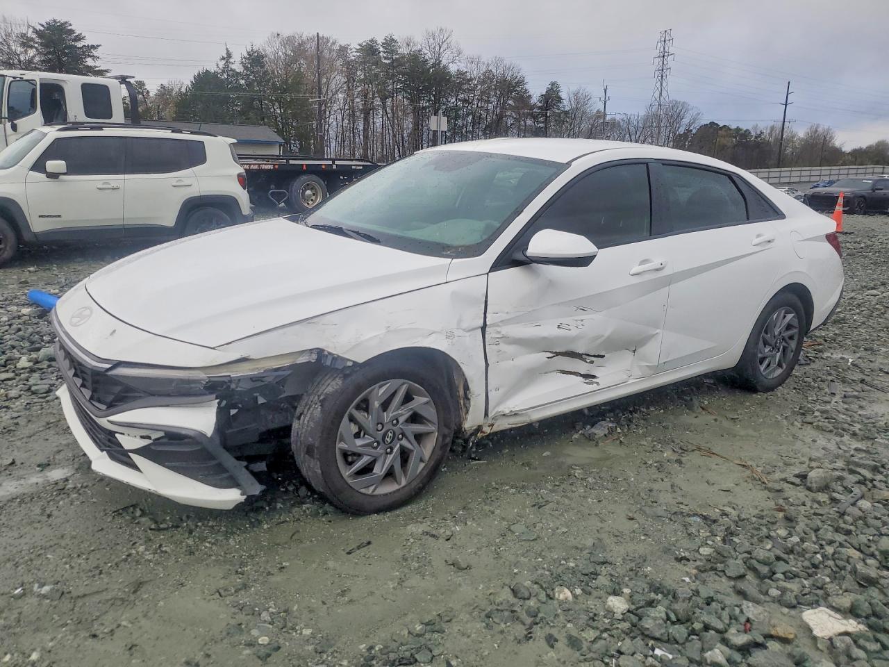 Salvage Hyundai ELANTRA Image