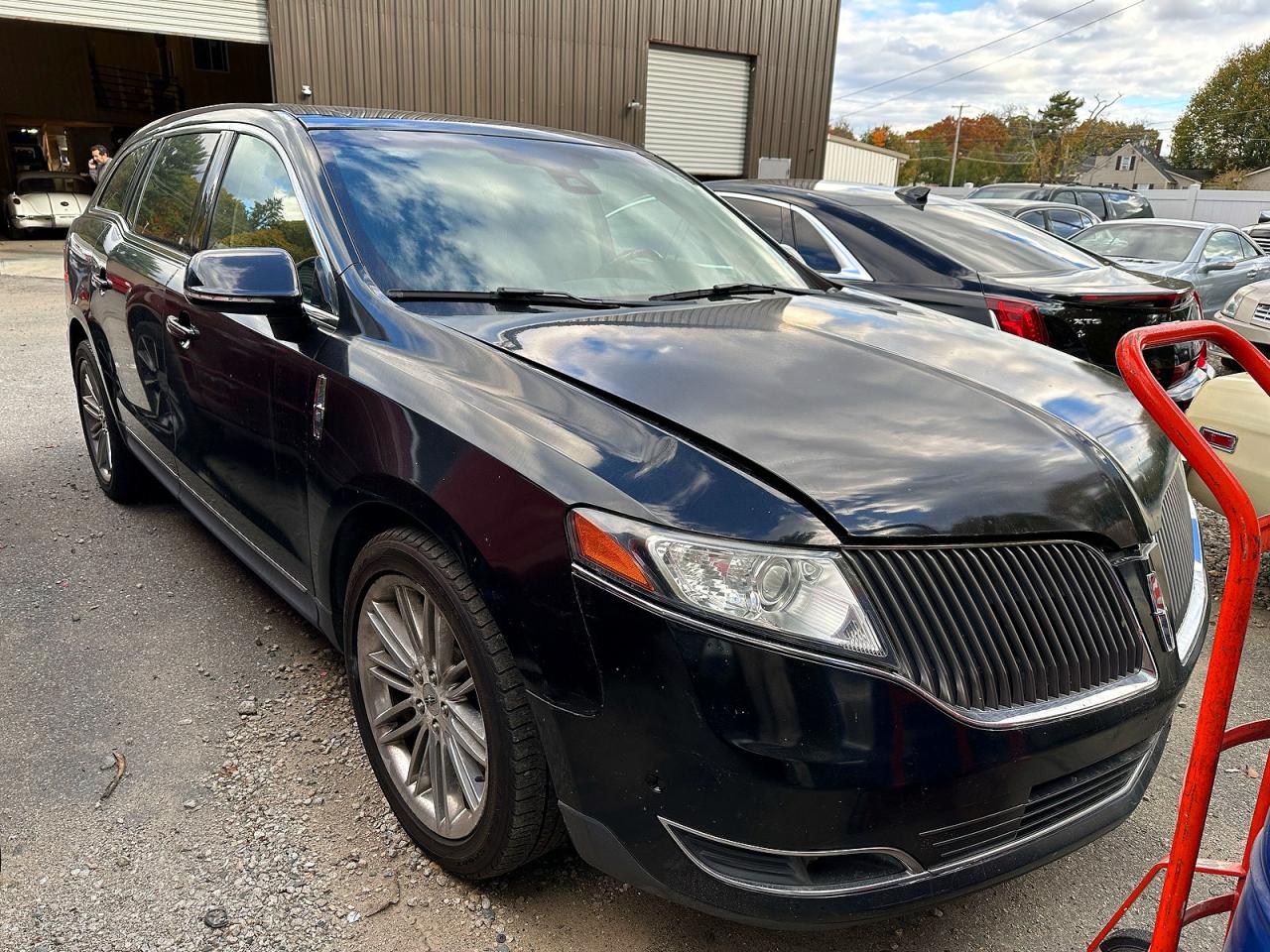 Salvage Lincoln MKT Image