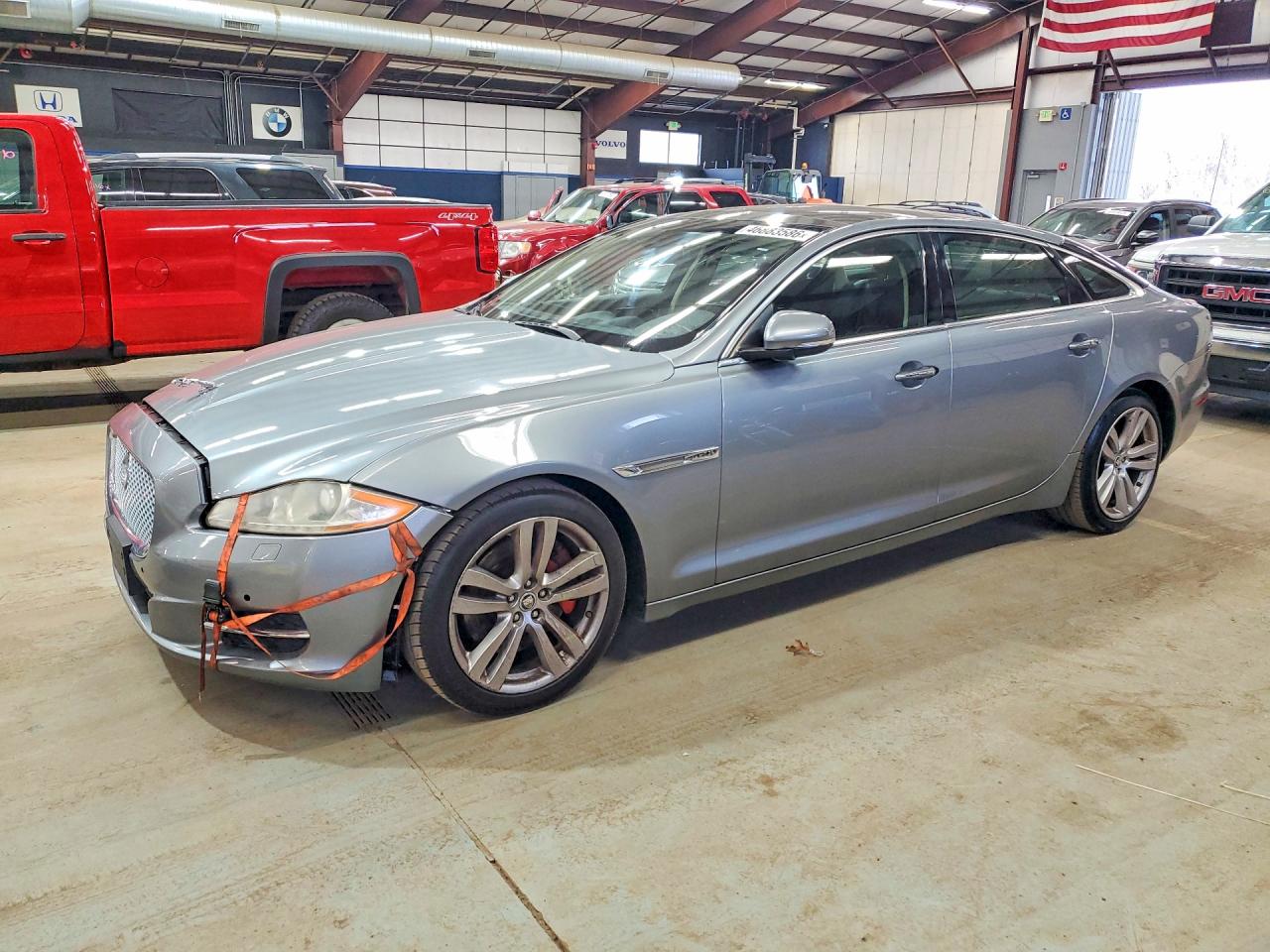 Salvage Jaguar XJ Image