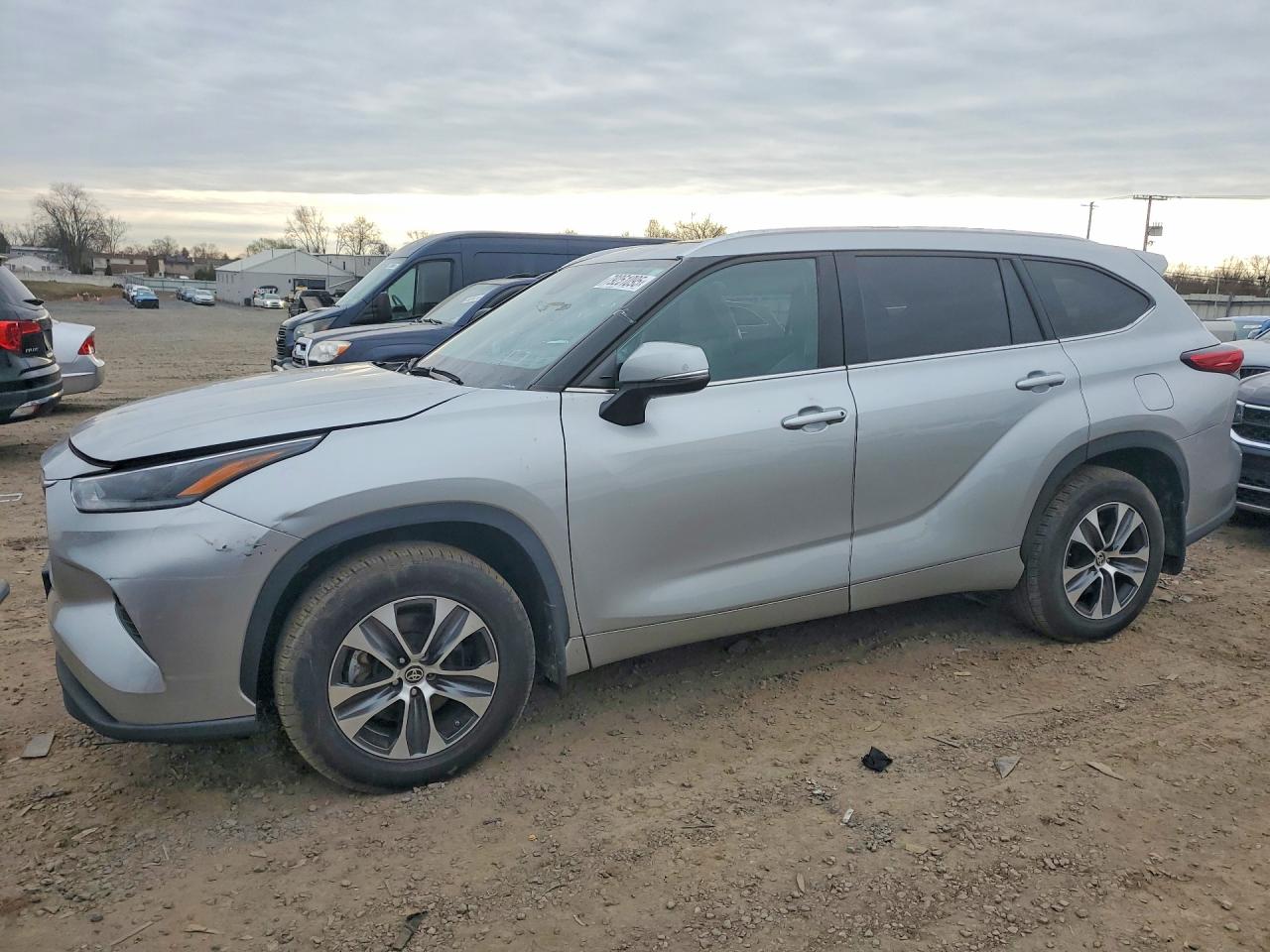 Salvage Toyota Highlander Image