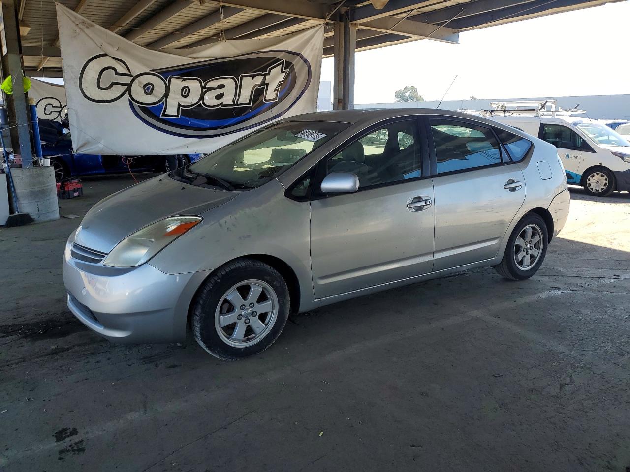 Salvage Toyota Prius Image