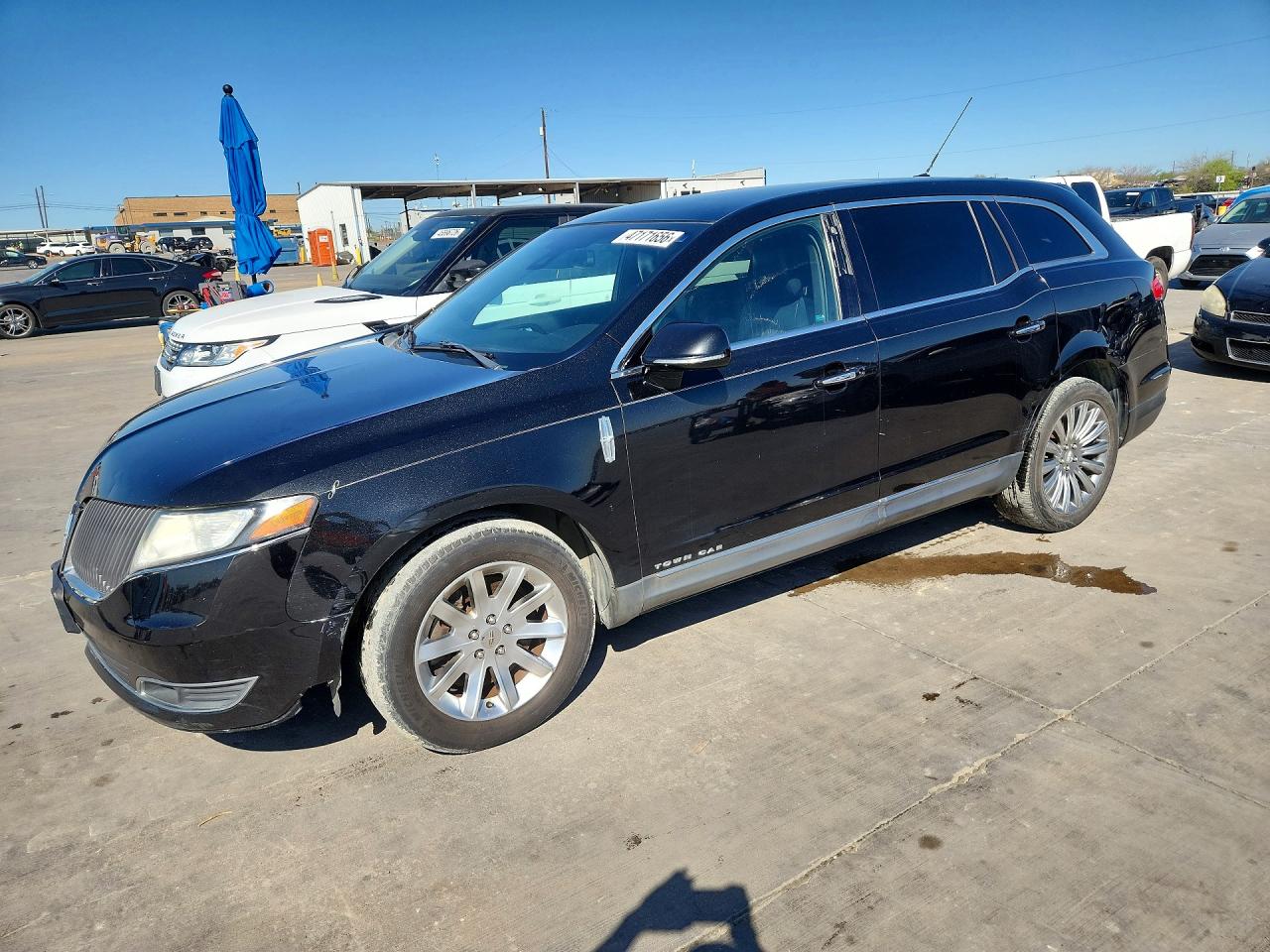 Salvage Lincoln MKT Image