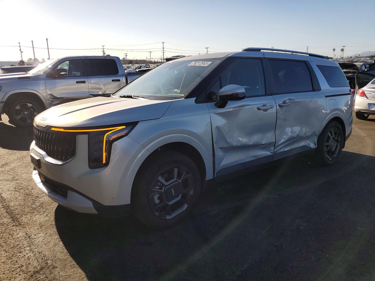 Salvage Kia Carnival Image