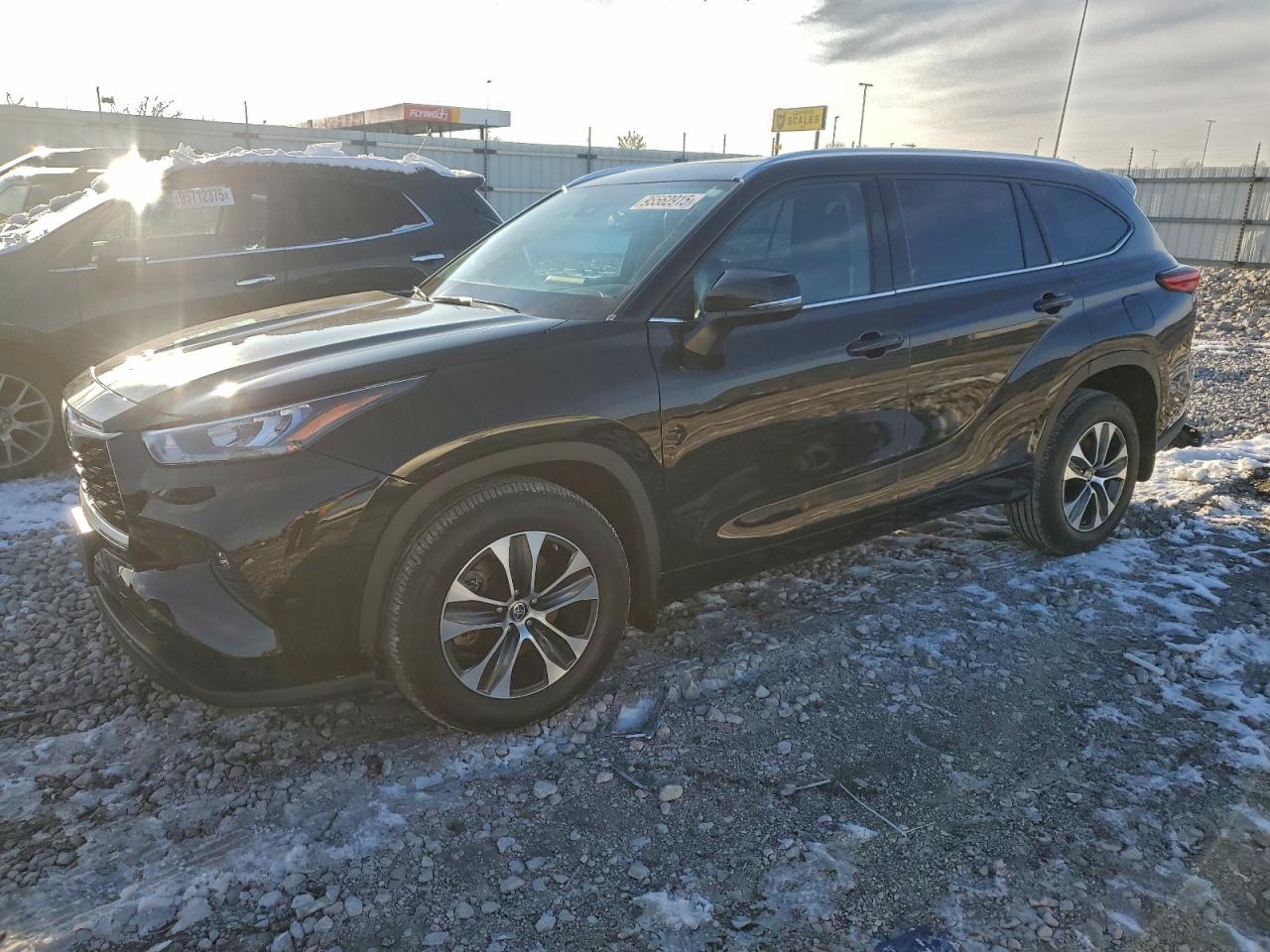 Salvage Toyota Highlander Image
