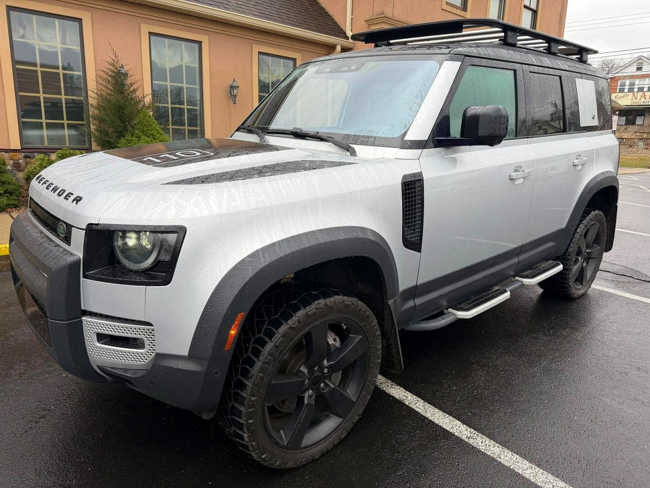 Salvage Land Rover Defender Image