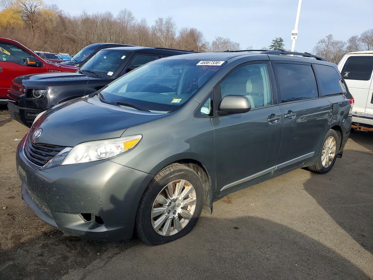 Salvage Toyota Sienna Image