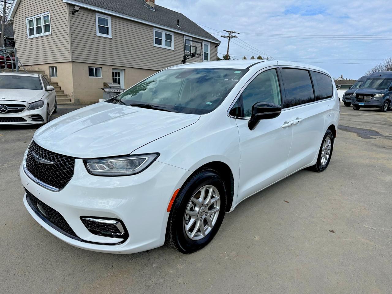 Salvage Chrysler Pacifica Image