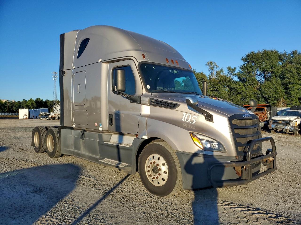 Salvage Freigliner Cascadia 126 Image