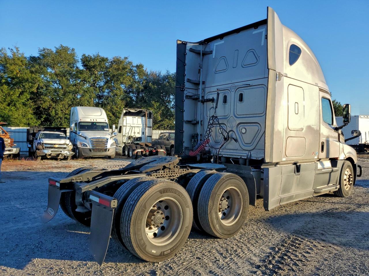 Freigliner Cascadia 126