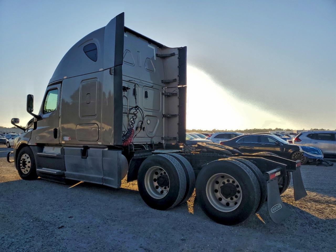 Freigliner Cascadia 126
