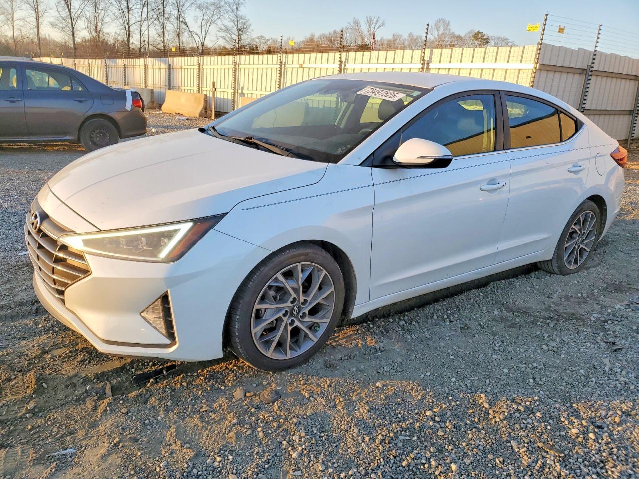 Salvage Hyundai ELANTRA Image