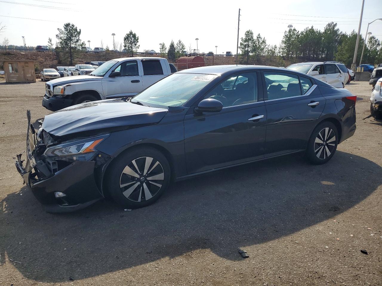 Salvage Nissan Altima Image