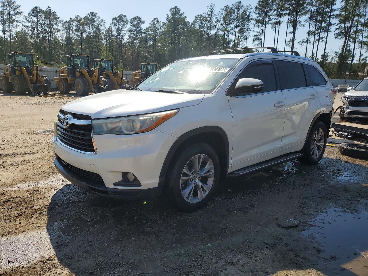 Salvage Toyota Highlander Image