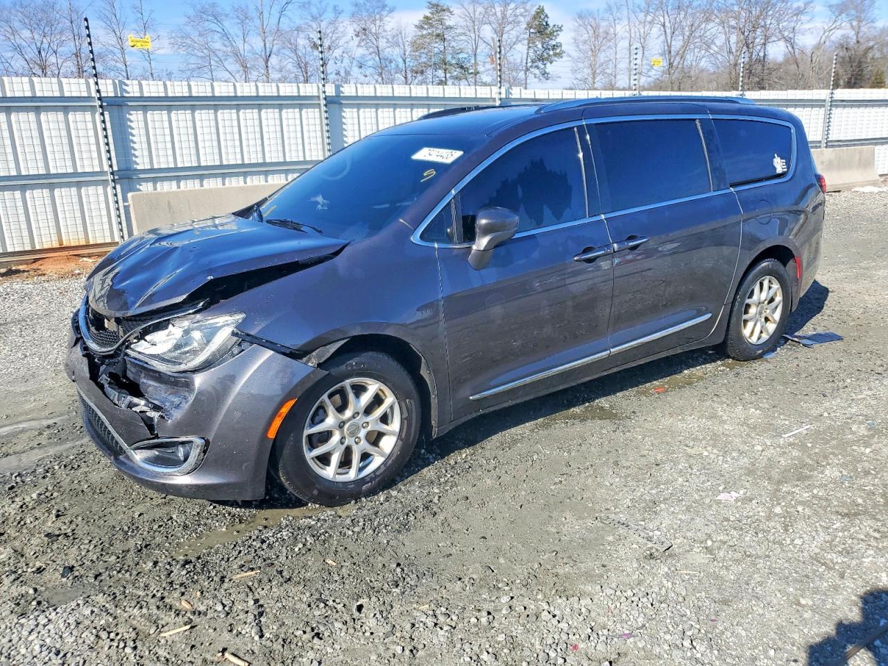Salvage Chrysler Pacifica Image