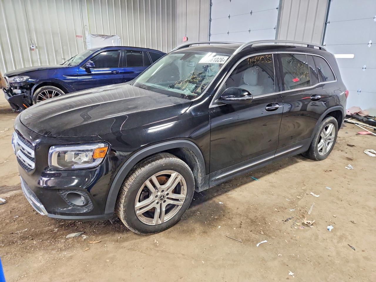 Salvage Mercedes-Benz GLB Image