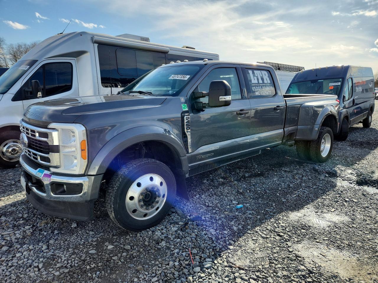 Salvage Ford F-450 Image