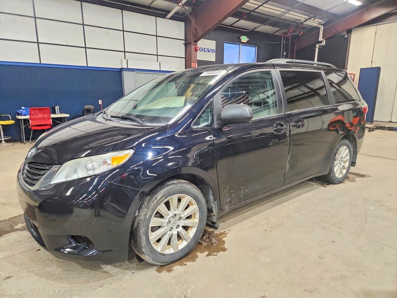 Salvage Toyota Sienna Image