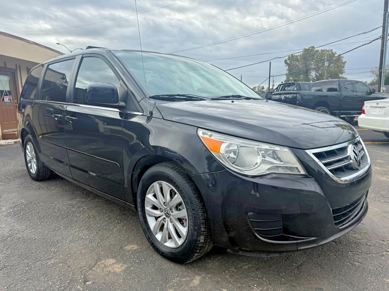 Salvage Volkswagen Routan Image