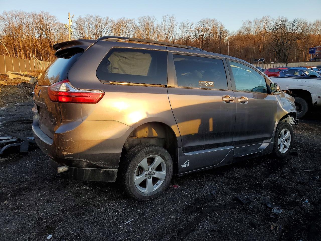 Toyota Sienna Le 8-passenger