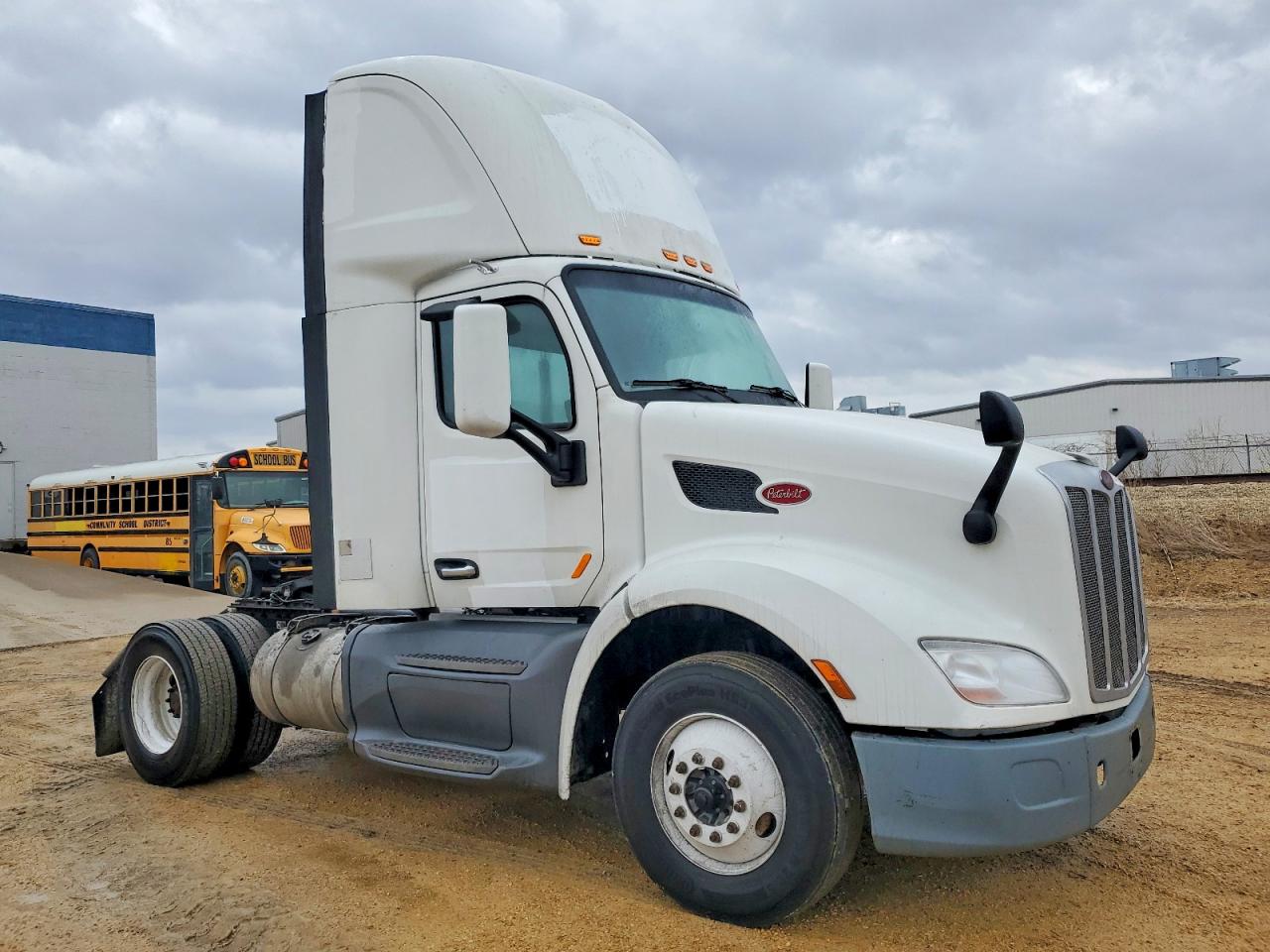Salvage Peterbilt 579 Image
