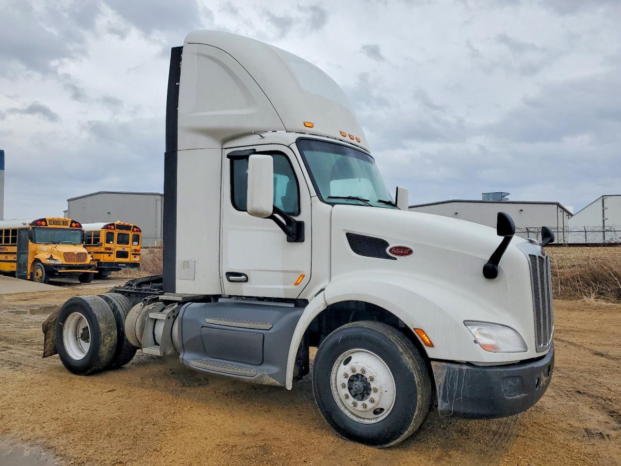 Salvage Peterbilt 579 Image