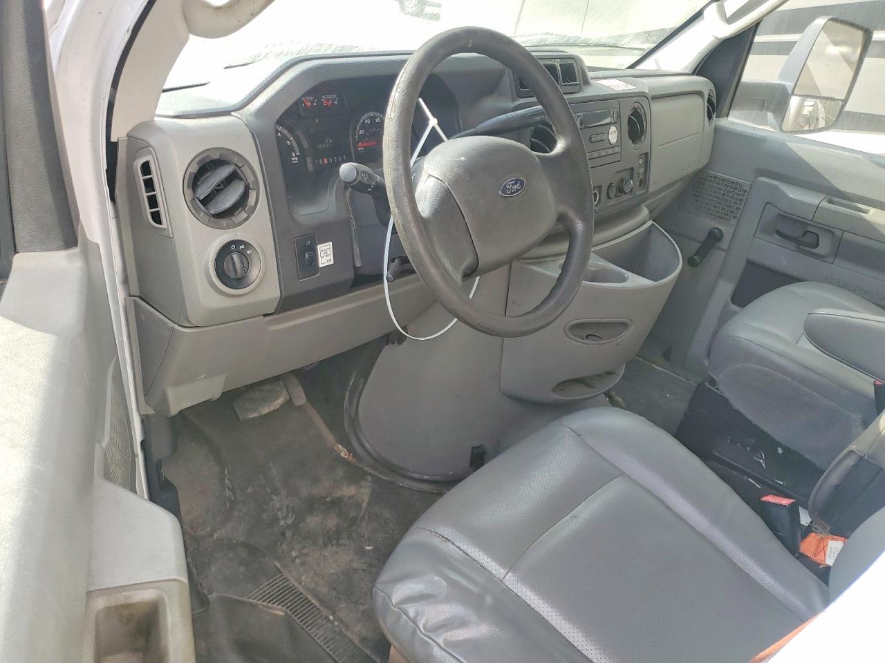 Ford Econoline E350 Super Duty Cutaway Van